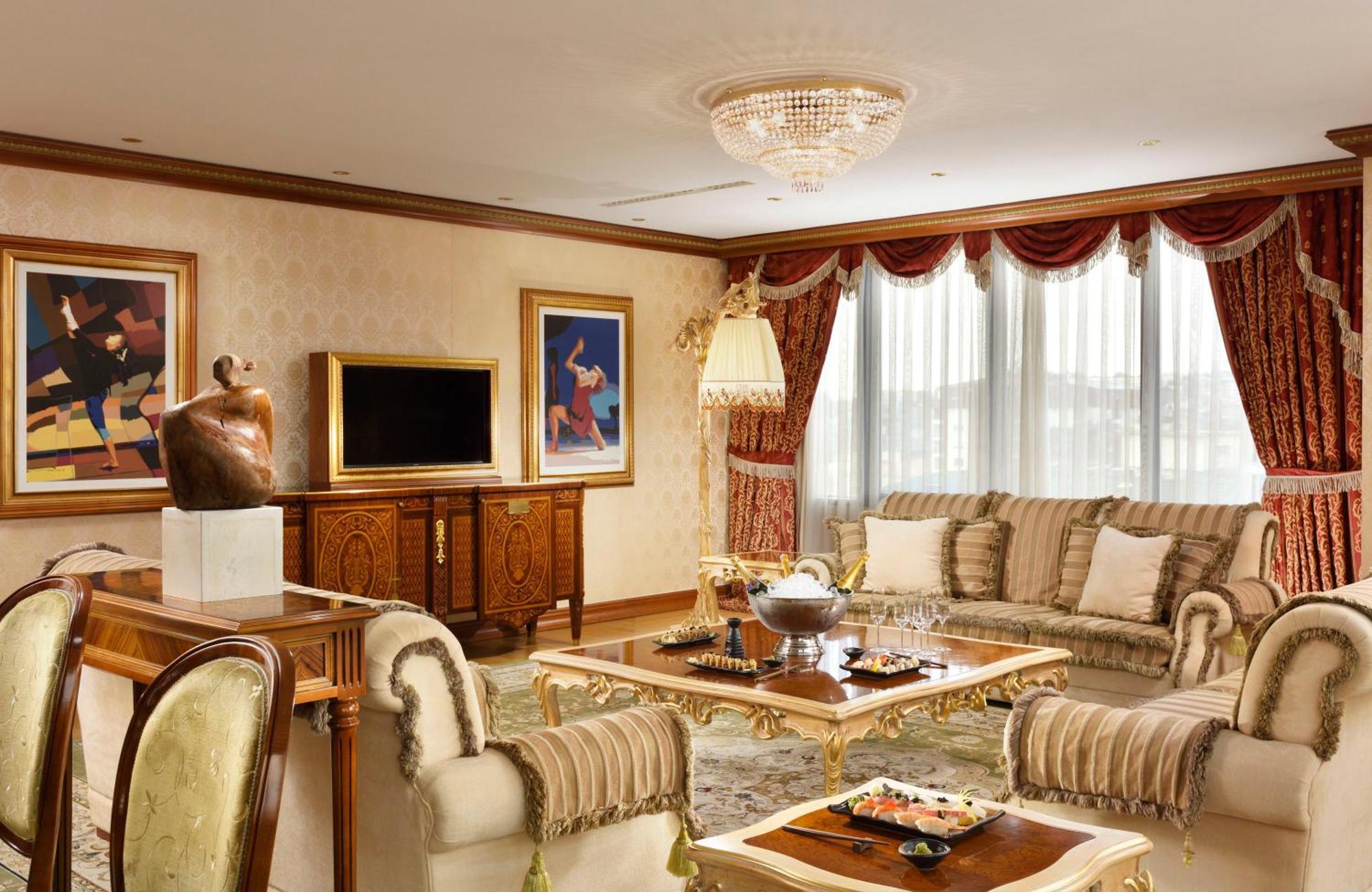 スイス ダイヤモンド ホテル プリシュティナ エクステリア 写真 A living room in a suite at the Emirates Palace