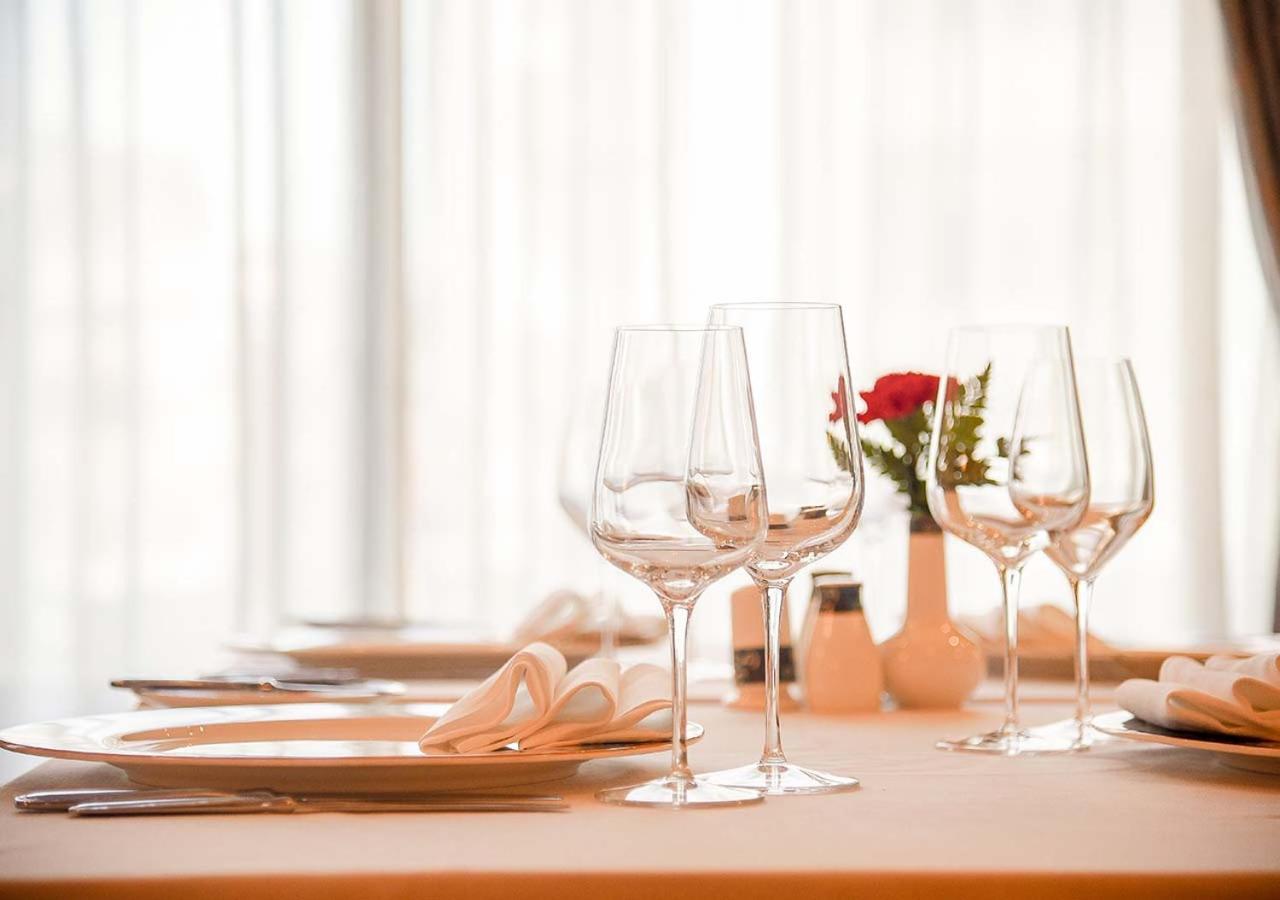 スイス ダイヤモンド ホテル プリシュティナ エクステリア 写真 A table set for fine dining